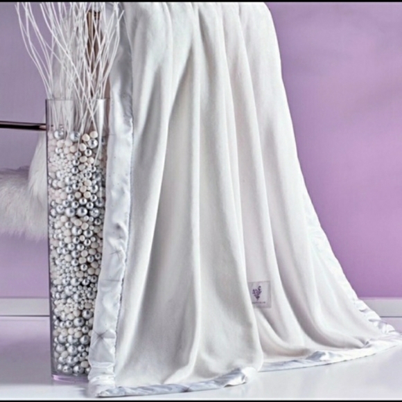 Younique Other - RARE Younique fuzzy plush soft blanket throw NEW Starlight satin Trim White
